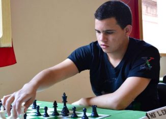 El GM Luis Ernesto Quesada casi logra actuación perfecta, al alcanzar 8,5 puntos en nueve partidas, con solo un armisticio pactado en su último cotejo frente al Maestro Internacional (MI) Zhen Yu Cyrus Low (2 415), de Singapur.