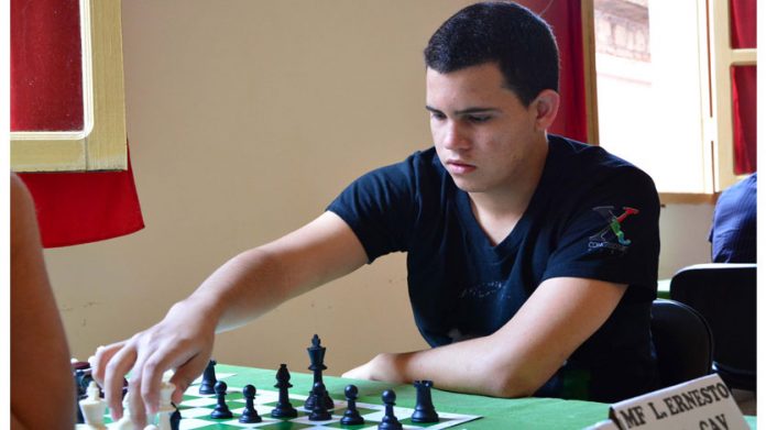 El GM Luis Ernesto Quesada casi logra actuación perfecta, al alcanzar 8,5 puntos en nueve partidas, con solo un armisticio pactado en su último cotejo frente al Maestro Internacional (MI) Zhen Yu Cyrus Low (2 415), de Singapur.