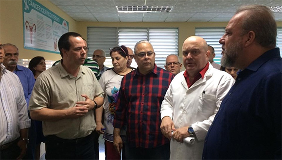 Durante el recorrido, el director del Hospital Calixto García, Edilberto González, destacó que culminan el año con más de 200 mil pacientes atendidos en el Centro de Urgencias y Emergencias y más de 15 mil ingresos.