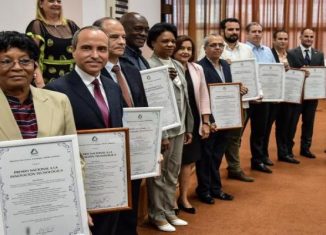 Un grupo de 40 investigadores y tres instituciones científicas del país fueron condecorados este lunes con la Orden Carlos Juan Finlay y el Premio Nacional a la Innovación Tecnológica 2019.