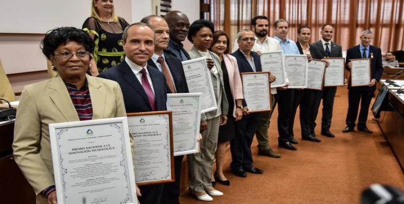 Un grupo de 40 investigadores y tres instituciones científicas del país fueron condecorados este lunes con la Orden Carlos Juan Finlay y el Premio Nacional a la Innovación Tecnológica 2019.