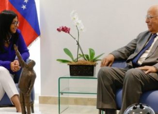 La vicepresidente ejecutiva de la nación bolivariana, Delcys Rodríguez, sostuvo una reunión de trabajo con el vicepresidente del Consejo de Ministro, Ricardo Cabrisas Ruiz, donde acordaron estrechar la cooperación ante la agresividad de la administración Trump.