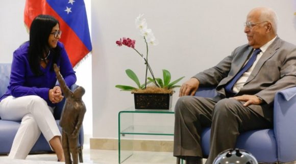 La vicepresidente ejecutiva de la nación bolivariana, Delcys Rodríguez, sostuvo una reunión de trabajo con el vicepresidente del Consejo de Ministro, Ricardo Cabrisas Ruiz, donde acordaron estrechar la cooperación ante la agresividad de la administración Trump.