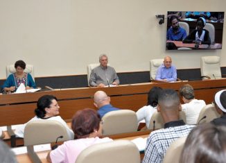 Durante una reunión con profesores de la Universidad de Ciencias Pedagógicas Enrique José Varona y con expertos de otras instituciones, Díaz-Canel Bermúdez alertó la amenaza que los centros hegemónicos de poder representan para la identidad de los pueblos con su afán colonizador.