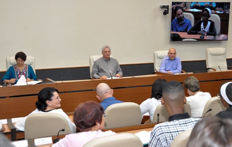 Durante una reunión con profesores de la Universidad de Ciencias Pedagógicas Enrique José Varona y con expertos de otras instituciones, Díaz-Canel Bermúdez alertó la amenaza que los centros hegemónicos de poder representan para la identidad de los pueblos con su afán colonizador.