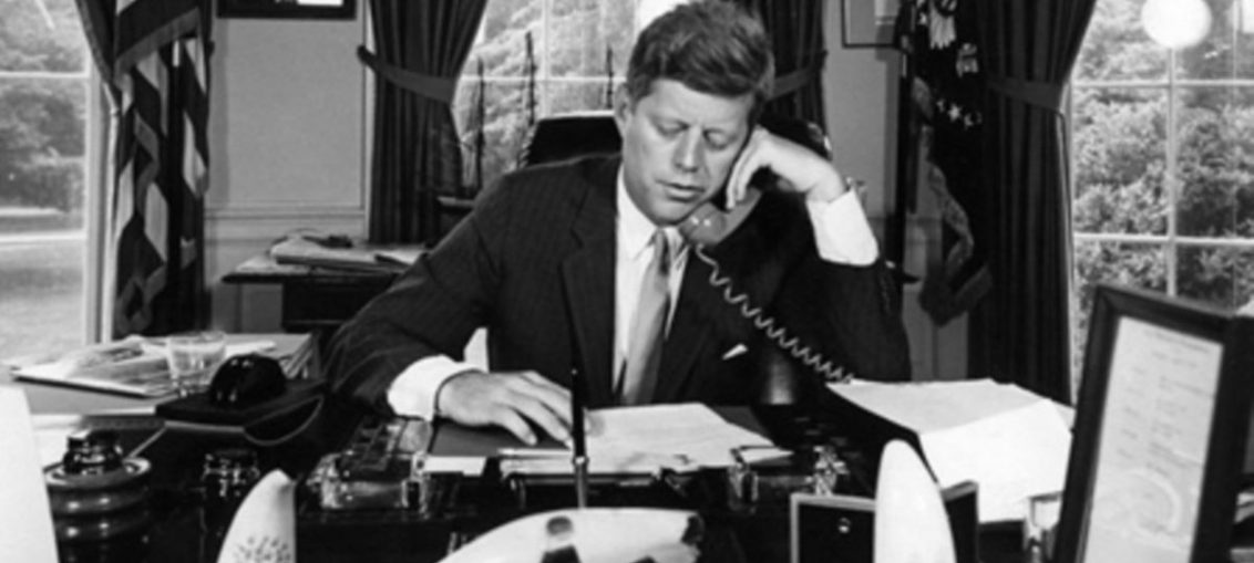 El tres de febrero de 1962, el entonces Presidente estadounidense John Fitzgerald Kennedy decretó el Bloqueo total de Estados Unidos contra Cuba. 