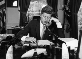 El tres de febrero de 1962, el entonces Presidente estadounidense John Fitzgerald Kennedy decretó el Bloqueo total de Estados Unidos contra Cuba. 