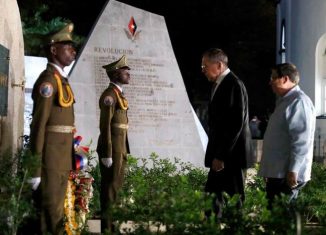 Lavrov afirmó: ¨Nosotros escogimos con toda intención este recorrido para rendir tributo al Comandante y visitar el cementerio de Santa Ifigenia, donde descansan los restos de otros luchadores por la libertad de Cuba¨.