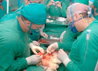 Para ese proceder quirúrgico Cuba cuenta con nueve centros, además de una red de servicios nefrológicos distribuidos regionalmente y en estrecha relación con policlínicos y consultorios del médico de la familia.