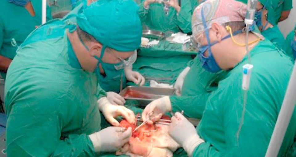 Para ese proceder quirúrgico Cuba cuenta con nueve centros, además de una red de servicios nefrológicos distribuidos regionalmente y en estrecha relación con policlínicos y consultorios del médico de la familia.