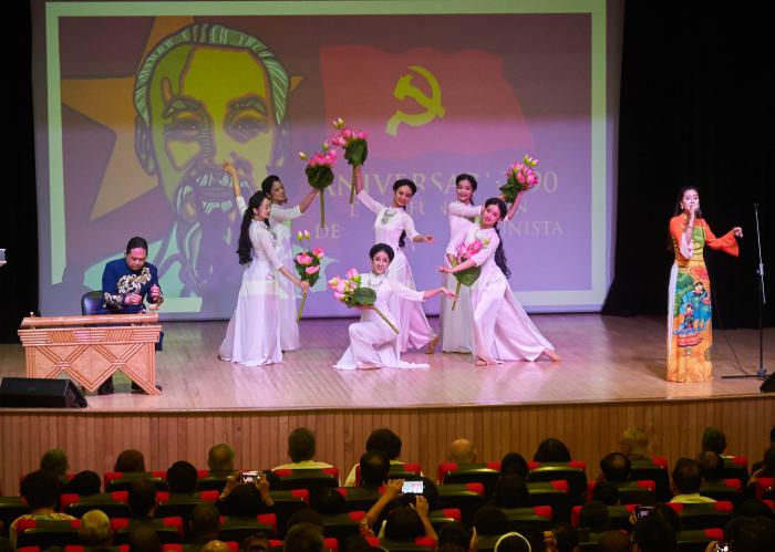 Una organización vertebrada desde sus bases, nacida de las filas de las masas populares con la voluntad de hierro indispensable para organizar la lucha armada y liberarse primero del yugo colonial francés, y luego de la intervención militar de EE.UU.