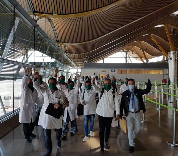 En el aeropuerto de Madrid, los profesionales cubanos de la salud fueron recibidos por el embajador de Cuba en España Gustavo Machín. Ellos continuaron en ómnibus hacia el Principado de Andorra.