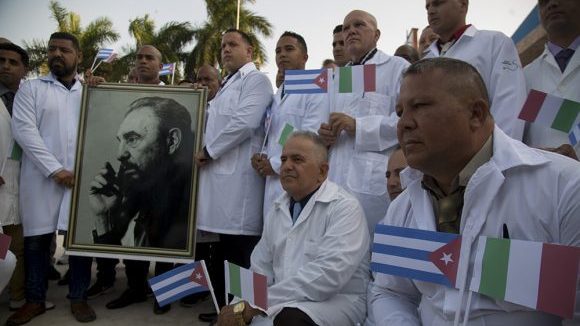 El mandatario compartió un artículo del rotativo Granma en el que se resume la decisión del gobierno cubano de enviar o reforzar brigadas médicas en Venezuela, Nicaragua, Granada, Surinam, Jamaica e Italia para apoyar en el combate a la Covid-19.