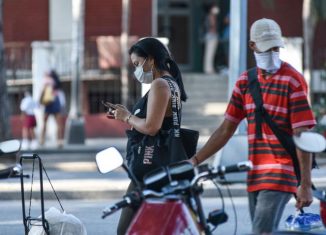 Este es el momento –evaluó– de evitar papeleo y colas innecesarias en los lugares, donde se atiende a la población; que permanezcan solo funcionarios para cuestiones urgentes, porque en las acciones que adoptemos hoy va también la vida de nuestra gente.