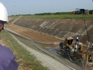 El trasvase Centro-Este se comenzó a construir en la década de 1970 y en la actualidad tiene una longitud de 315 kilómetros en los que se incluyen 85 kilómetros de canales, seis presas (Zaza, Iguanojo, Banao II, Lebrije, Dignorah y La Felicidad) y dos derivadoras (El Patio y la Sur del Jíbaro).