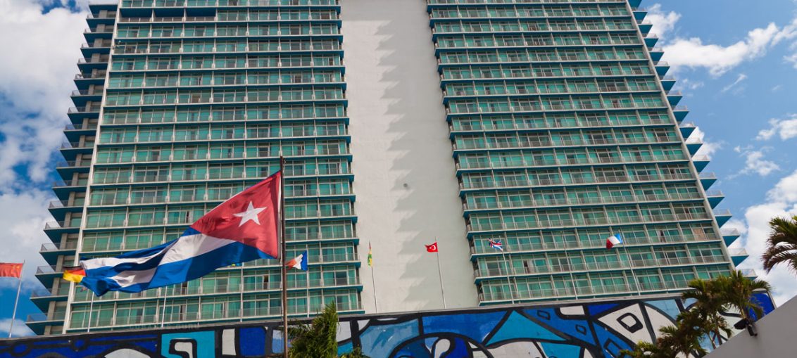 Con la ubicación más céntrica de Cuba, la instalación exhibe un valor muy especial, el cosmopolitismo. Administrado en sus inicios por la cadena estadounidense Hilton, ahora está bajo la tutela de la española Sol Meliá, y siempre desde 1959 como propiedad cubana.