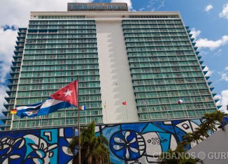 Con la ubicación más céntrica de Cuba, la instalación exhibe un valor muy especial, el cosmopolitismo. Administrado en sus inicios por la cadena estadounidense Hilton, ahora está bajo la tutela de la española Sol Meliá, y siempre desde 1959 como propiedad cubana.