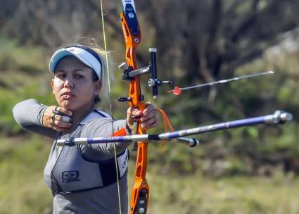 La santiaguera de 25 años es la capitana del conjunto cubano femenino de arquería y es también la mejor arquera de Cuba actualmente. Con una marca personal de 635 puntos, la santiaguera aspira a conseguir el boleto a los Juegos Olímpicos de Tokio 2020.