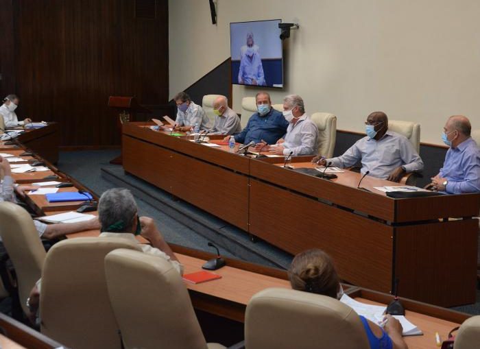 Posponer, por el momento, el cobro de los servicios de electricidad, agua y gas, salvo los que puedan realizarse por vía electrónica, a partir de lo cual se cierran las oficinas de atención a la población, donde se efectúa el pago de estos servicios.