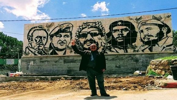 El muro, de 10 metros de ancho por 3 alto, fue hecho sobre piedra en la cumbre más alta de la localidad de Dora. En la obra figuran los rostros de líderes revolucionarios como Fidel Castro, Ernesto Che Guevara y Hugo Chávez, entre otros.