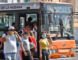 Se decidió paralizar el servicio de transporte público urbano, especificando que ello incluye los ómnibus, ruteros y otras modalidades de transporte de pasajeros estatales y privadas, como los coches y bicitaxis.