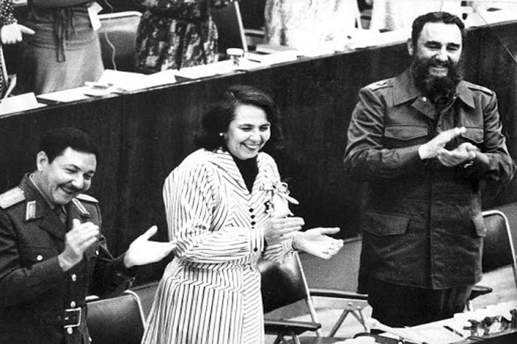 Como paradigma de mujer, de combatiente, de profesional y de líder en la lucha por los derechos femeninos y humanos, calificó el mandatario en su cuenta de la red social Twitter a la fundadora de la Federación de Mujeres Cubanas (FMC).