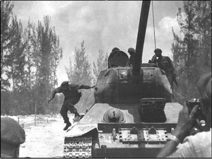 cvi0418-Fidel -Girón- tirándose del tanque-3jpg