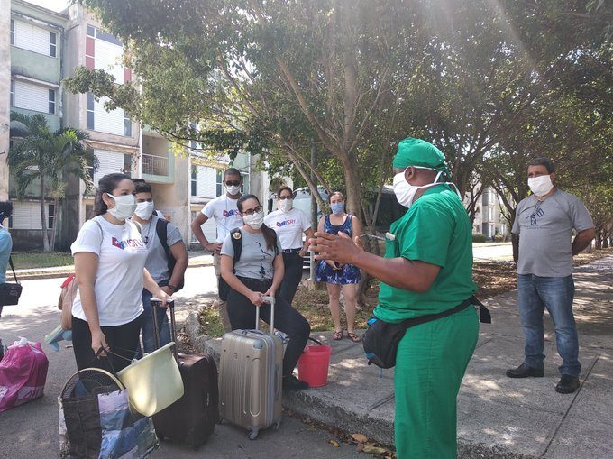 La praxis contempla dos escenarios: uno preventivo, y otro de atención a pacientes contagiados con el coronavirus en sus diferentes estadios. Cuenta con acciones que se inician en la comunidad y se continúan en aquellos centros destinados al aislamiento de contactos o personas provenientes de zonas de riesgo.