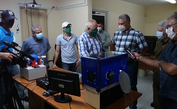 El presidente chequeó el desarrollo de un nuevo prototipo de ventilador pulmonar para las salas de terapia intensiva y el programa para una vacuna, como parte de la lucha contra la COVID-19.