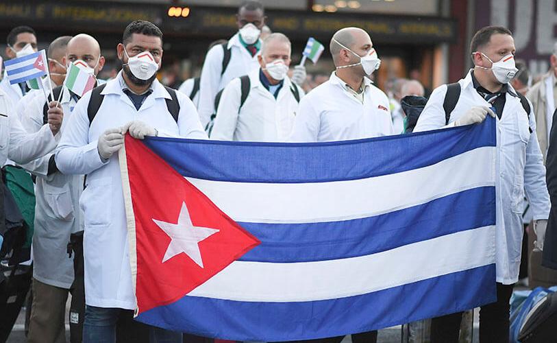 En su cuenta de twitter el canciller resaltó que, ante la emergencia sanitaria internacional, alrededor de 2 300 especialistas cubanos, organizados en 26 brigadas Henry Reeve, viajaron a 24 países a luchar contra la nueva enfermedad.