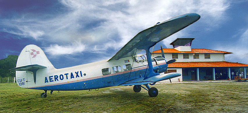 Las aeronaves equipos beneficiarán, entre otros, a dos sectores claves de la economía como la Agricultura y el Turismo, en un taller perteneciente a la Empresa Nacional de Servicios Aéreos (ENSA).