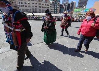 A partir de testimonios de colaboradores y de las consideraciones del director de América Latina del Ministerio de Relaciones Exteriores de Cuba, Eugenio Martínez, este capítulo muestra la campaña respaldada por el actual gobierno boliviano contra la cooperación médica cubana en ese país y expone también cómo se ha reforzado la estrategia difamatoria del gobierno de Estados Unidos en medio de la emergencia sanitaria generada por la Covid-19.