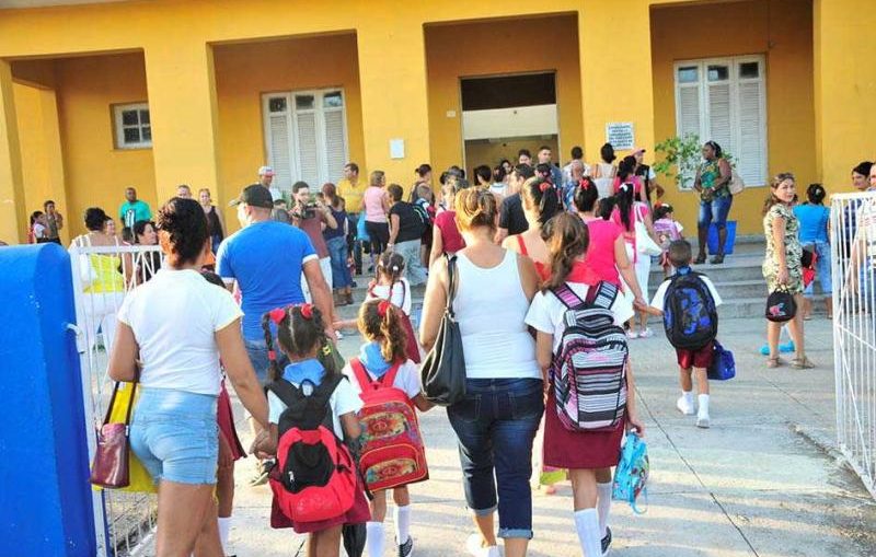 Teniendo en cuenta las condiciones epidemiológicas y la prioridad que tienen para nosotros los estudiantes; es aconsejable reiniciar las actividades docentes en las instituciones educacionales a partir del mes de septiembre.