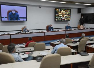 El Presidente de la República, Miguel Díaz-Canel Bermúdez, afirmó que Cuba vencerá la difícil situación impuesta por la pandemia de la COVID-19 y el bloqueo, pues podemos hacer miles de cosas mejores, hay muchas ideas compartidas por implementar con más agresividad y, sobre todo, porque tenemos la obra de la Revolución delante y hay que defenderla con pasión.