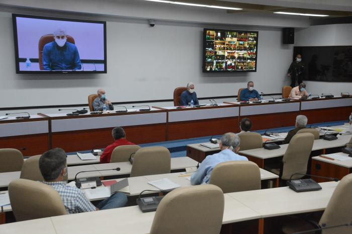 El Presidente de la República, Miguel Díaz-Canel Bermúdez, afirmó que Cuba vencerá la difícil situación impuesta por la pandemia de la COVID-19 y el bloqueo, pues podemos hacer miles de cosas mejores, hay muchas ideas compartidas por implementar con más agresividad y, sobre todo, porque tenemos la obra de la Revolución delante y hay que defenderla con pasión.