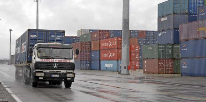 El propósito es eliminar las trabas que obstaculizan el desarrollo de las fuerzas productivas en el país. En este sentido, indicó que el esfuerzo estará dirigido a promover las exportaciones, sustituir importaciones eficientemente y atraer inversiones extranjeras.