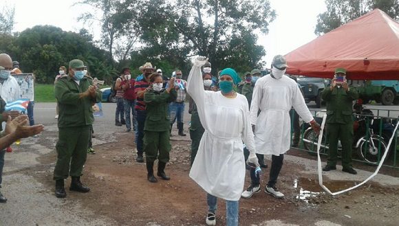 Desde las 6:00 A.M. se autorizó la entrada y salida a la ciudad de Nueva Gerona de todos los habitantes de esta ínsula, que estaba limitada, debido a que la capital pinera concentró la mayor cantidad de los enfermos con la COVID-19 que se reportaron.