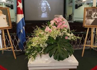 En el Teatro Martí de La Habana, emblemático sitio que acogiera varias de sus presentaciones, familiares, amigos, personalidades de la cultura y de organizaciones de la sociedad civil rinden tributo a la gran artista.
