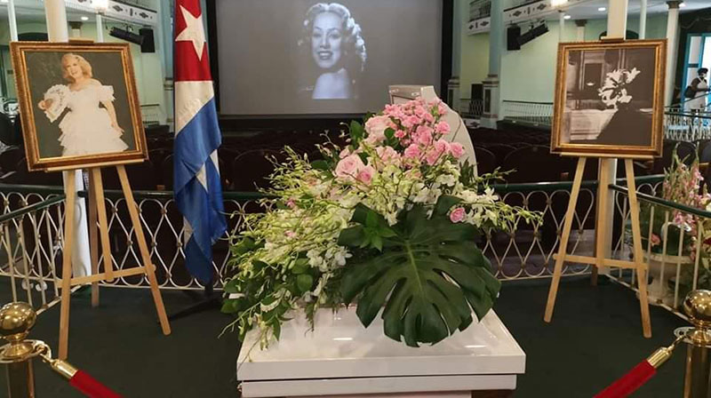En el Teatro Martí de La Habana, emblemático sitio que acogiera varias de sus presentaciones, familiares, amigos, personalidades de la cultura y de organizaciones de la sociedad civil rinden tributo a la gran artista.