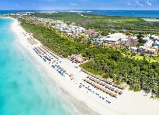 Aunque el principal destino de sol y playa de Cuba no recibe turismo desde hace casi 90 días, las obras constructivas continúan su avance y el balneario se prepara para la etapa post pandemia, aseguraron autoridades del Ministerio del Turismo.