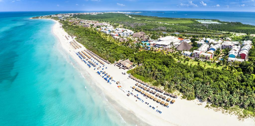 Aunque el principal destino de sol y playa de Cuba no recibe turismo desde hace casi 90 días, las obras constructivas continúan su avance y el balneario se prepara para la etapa post pandemia, aseguraron autoridades del Ministerio del Turismo.