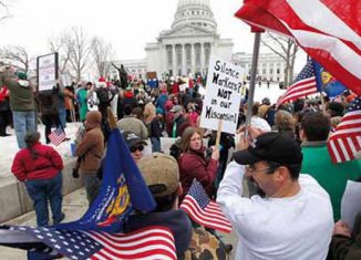 Afirman buenos y preocupados ciudadanos de los Estados Unidos, que los cientos de miles de personas que salieron a protestar en las calles de las principales ciudades del Imperio son vándalos, delincuentes, saqueadores… ¡comunistas!