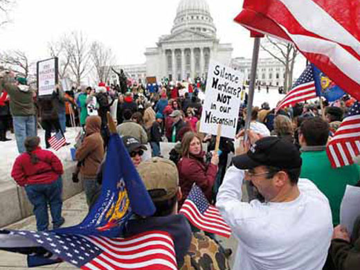 Afirman buenos y preocupados ciudadanos de los Estados Unidos, que los cientos de miles de personas que salieron a protestar en las calles de las principales ciudades del Imperio son vándalos, delincuentes, saqueadores… ¡comunistas!