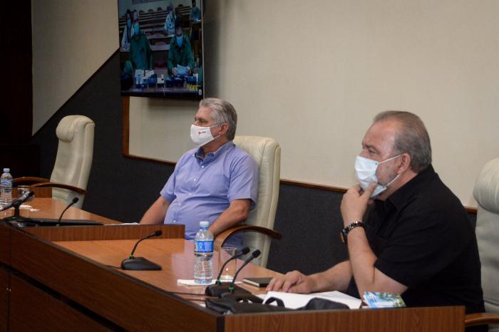 En otro estimulante encuentro en el Palacio de la Revolución con científicos y expertos, el presidente cubano consideró que las investigaciones científicas dan elementos de temas que tenemos que tratar de una manera diferente.