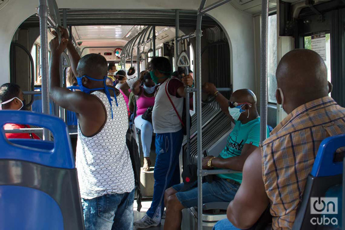 Se mantiene el servicio de transportación para los trabajadores de actividades imprescindibles de la producción y los servicios, priorizando los de salud. Se mantiene la obligación del uso del nasobuco, la aplicación de hipoclorito en las manos de los pasajeros a la entrada de los medios de transporte