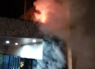 Fueron lanzados hacia la sede tres cócteles molotov, dos llegaron al perímetro exterior de la embajada y uno no entró. Como consecuencia, se produjo un incendio que apagaron los funcionarios de la misión diplomática.