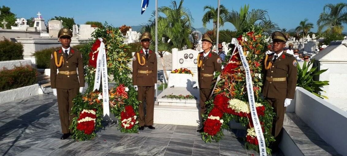 Presidieron la ceremonia homenaje en el cementerio Santa Ifigenia, el Comandante de la Revolución Ramiro Valdés y las autoridades del Partido y Gobierno de la provincia de Santiago de Cuba.