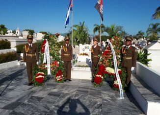 Presidieron la ceremonia homenaje en el cementerio Santa Ifigenia, el Comandante de la Revolución Ramiro Valdés y las autoridades del Partido y Gobierno de la provincia de Santiago de Cuba.
