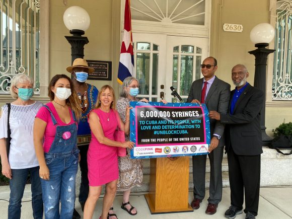 El Movimiento de Solidaridad con Cuba en Estados Unidos, ofreció una conferencia de prensa para reafirmar su compromiso con la Isla y anunciar la exitosa campaña estadounidense para enviar 6 millones de jeringuillas de vacunación a la mayor de las Antillas.