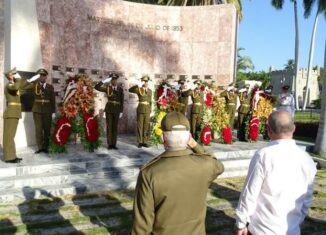 Una representación del pueblo santiaguero, con la presencia del Comandante de la Revolución Ramiro Valdés Menéndez, le rindió tributo de recordación a la Generación del Centenario, y al líder de la Revolución Cubana, Fidel Castro Ruz.